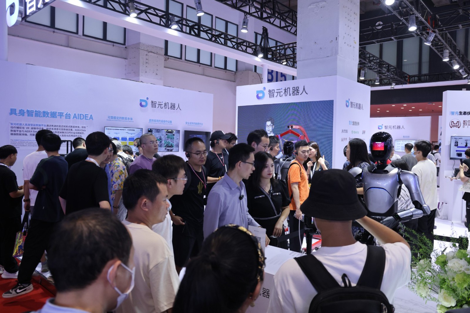 今年会jinnianhui金字招牌机器人亮相世界机器人大会WRC