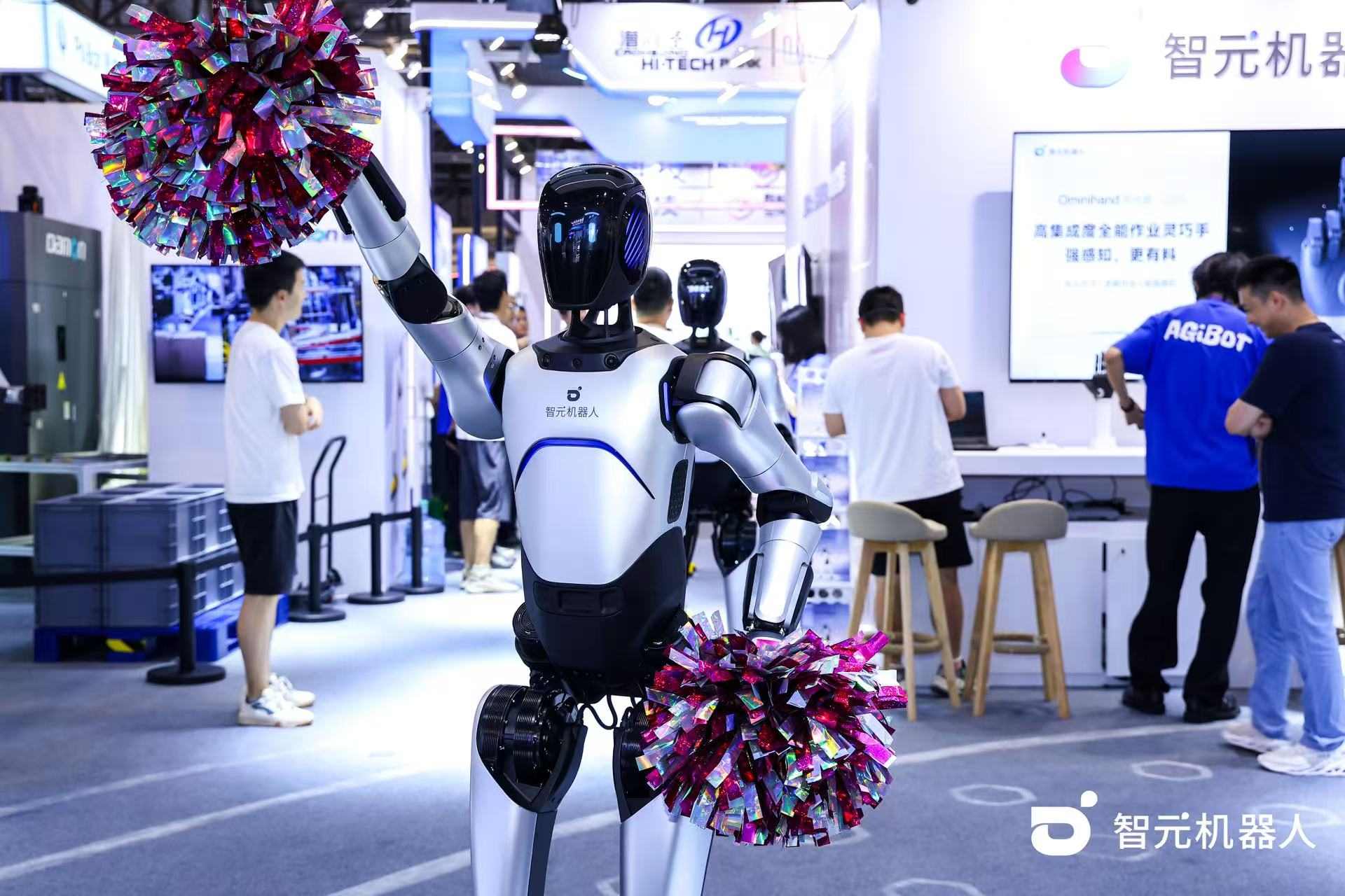 今年会jinnianhui金字招牌机器人 WAIC 首日展台火爆，机器...